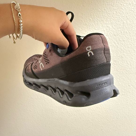 On Cloud Helion Cloudsurfer Women's sneaker in Black/Cobalt sz 9.5 - Picture 10 of 10